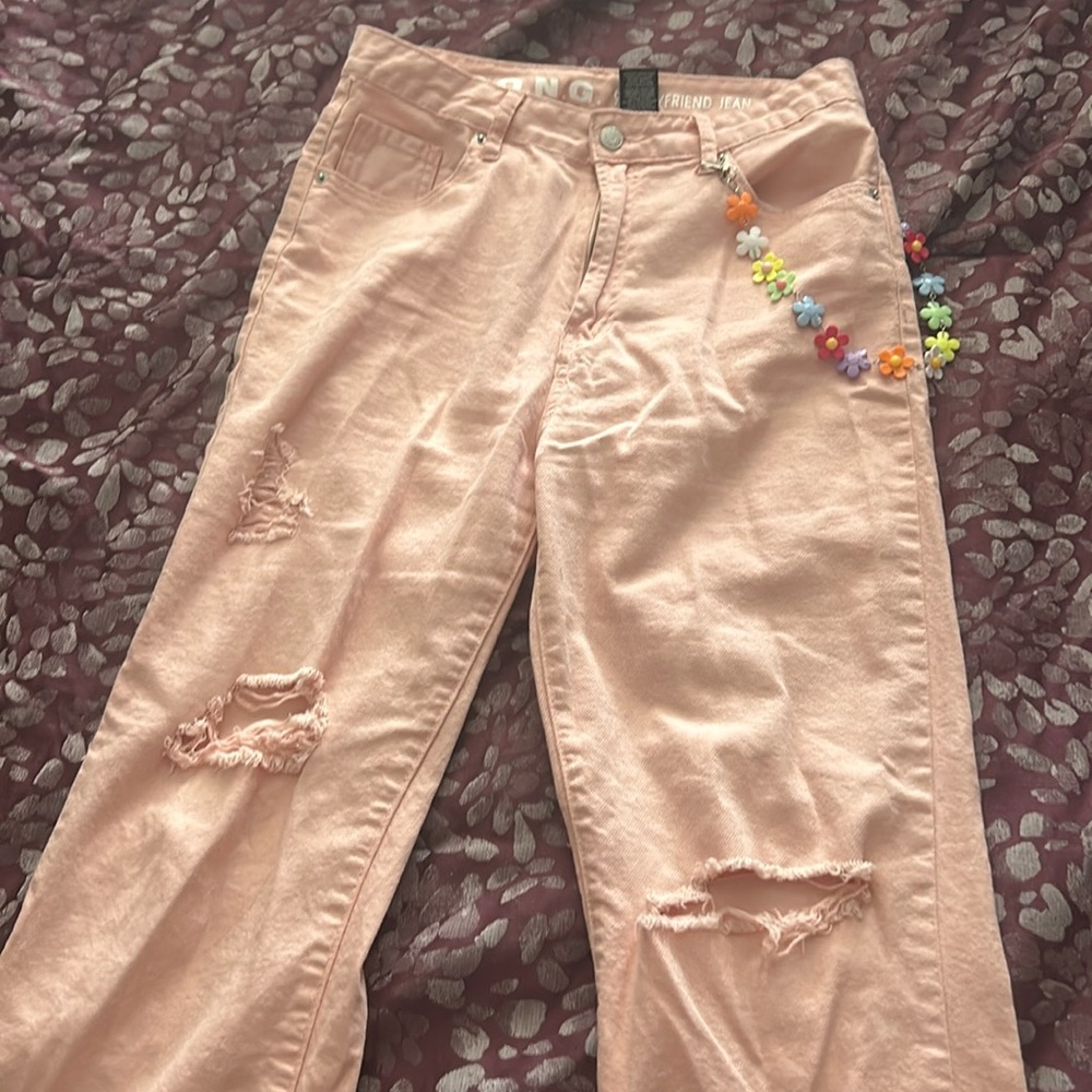 S.O.N.G brand. 90’s boyfriend jeans size 9/29. Light pink ripped jeans w/ chain.
